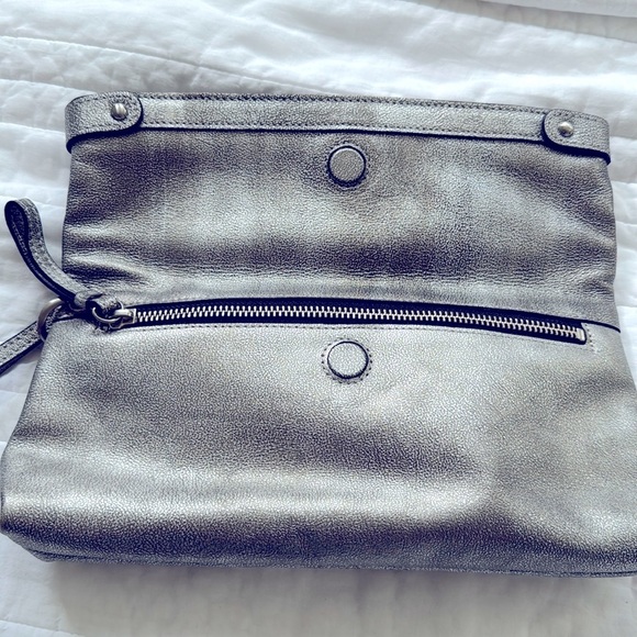 KENNETH COLE NEW YORK- GENUINE LEATHER WRISTLET/CLUTCH SILVER - Picture 3 of 13